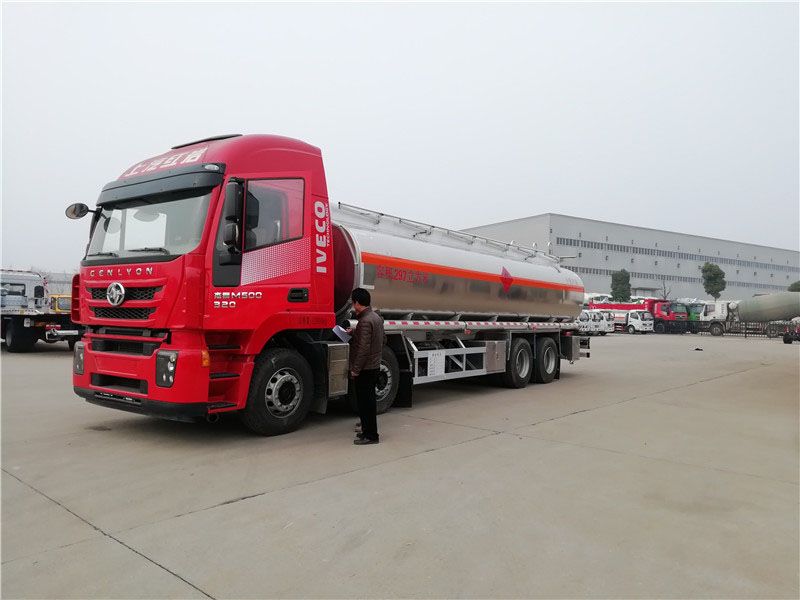 上汽紅巖29.7方前四后八鋁合金運(yùn)油車(chē)，20噸運(yùn)油車(chē)